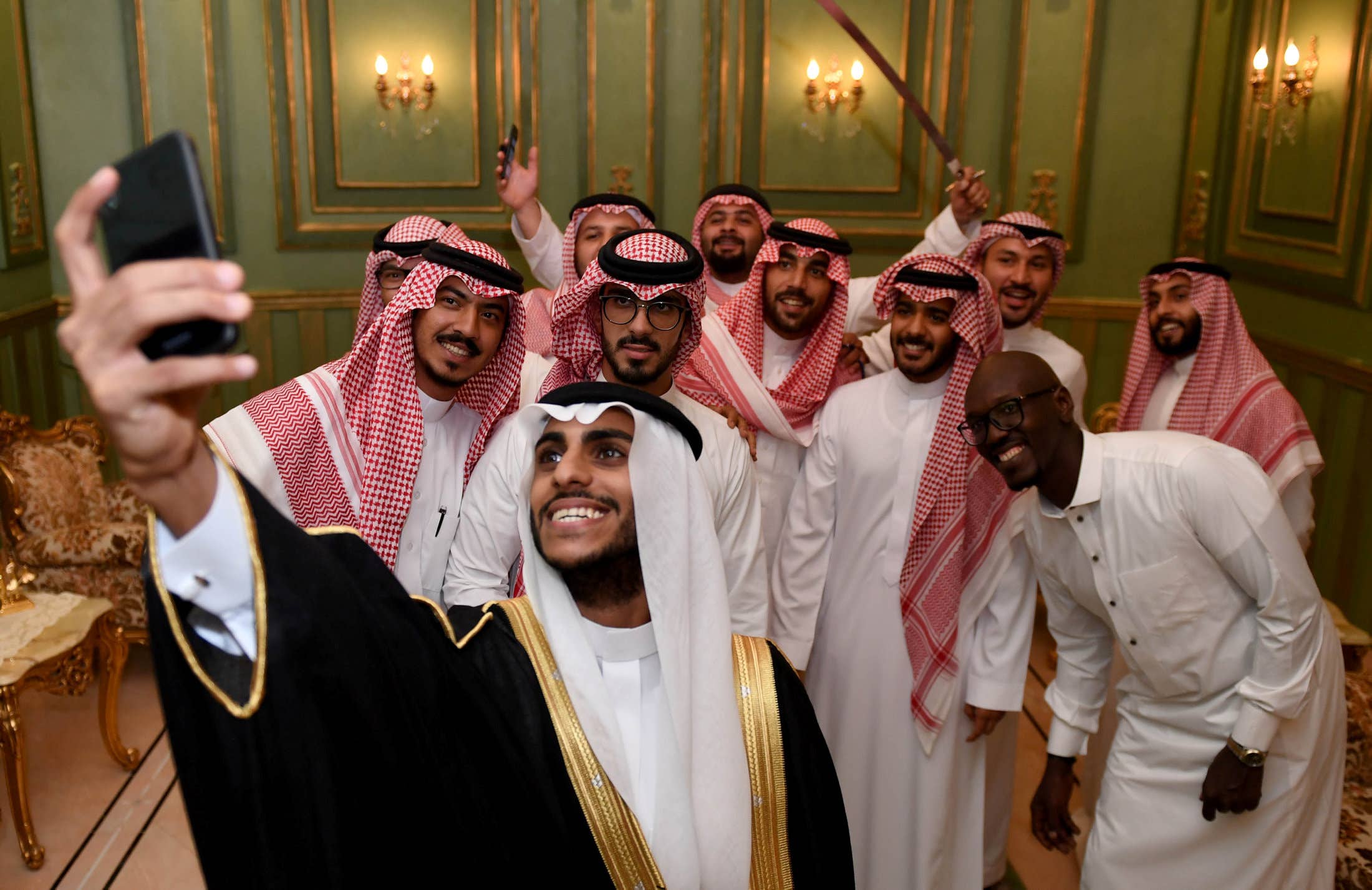 Саудовская аравия на арабском. Шейх Сауди. Саудовская Аравия свадьба. Арабская свадьба. Вечеринки шейхов.
